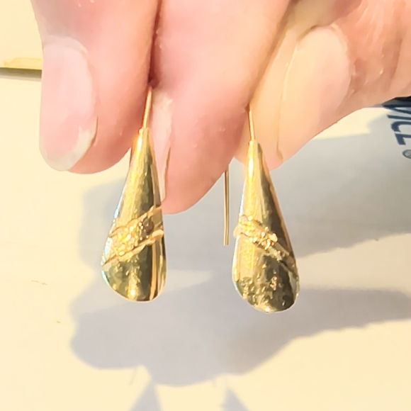 Jewelry - Elegant Gold Drop Earrings